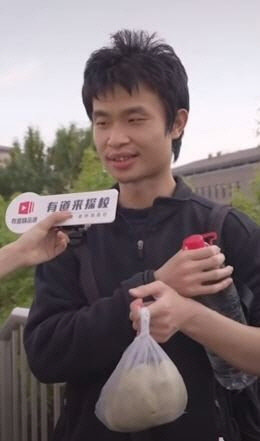 길거리 인터뷰에 응했던 웨이 동이(29)의 모습. 출처=바이두 캡처